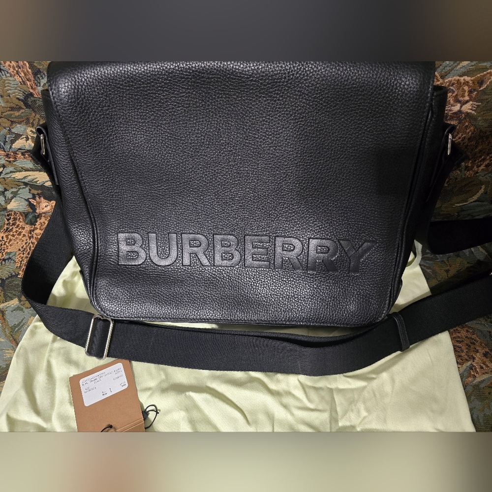 Burberry Black Messenger Bag with Sleek Leather Design
